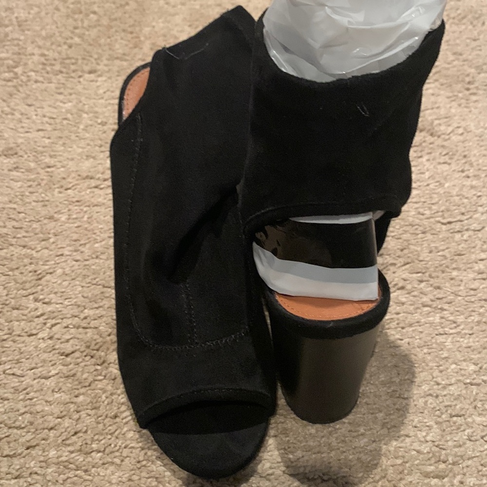 Black Rampage Heels - Picture 2 of 4